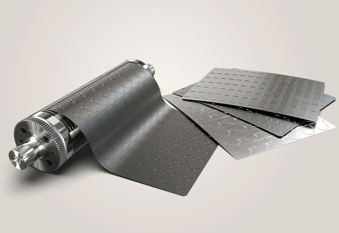 Troquel flexible montado sobre el cilindro magnético, con otras planchas grabadas