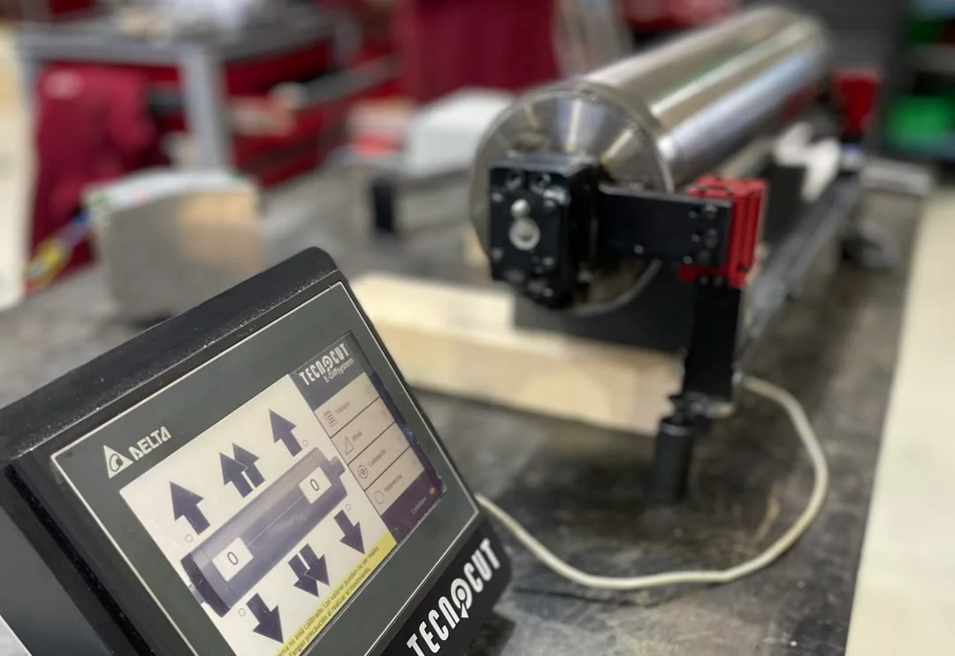 Wartungsarbeiten an einer Maschine in der Werkstatt von Tecnocut