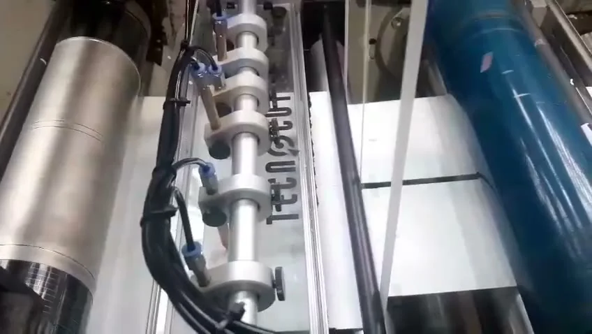 El extractor de recortes trabajando dentro de una máquina de troquelado