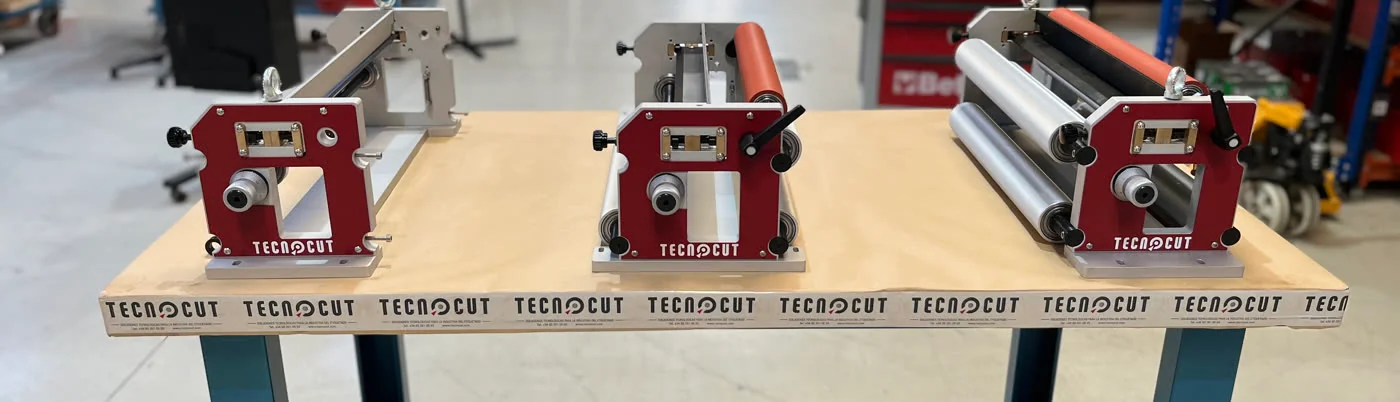 Tres Label Mover en distintas fases de montaje en el taller de Tecnocut