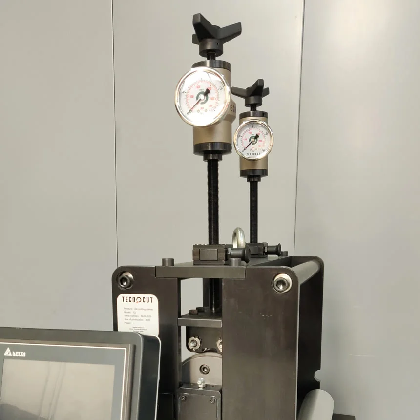 Poste de découpe avec deux manomètres hydrauliques