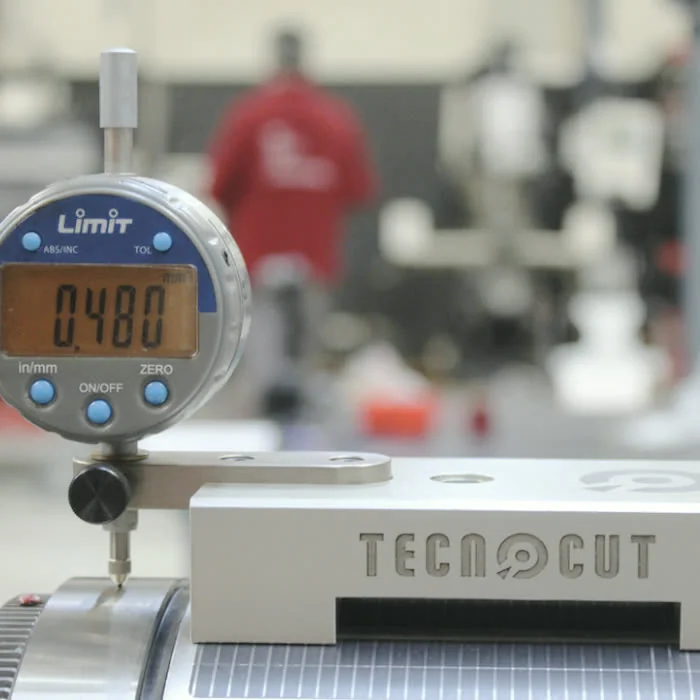 Detalle del reloj comparador durante una medición en el taller