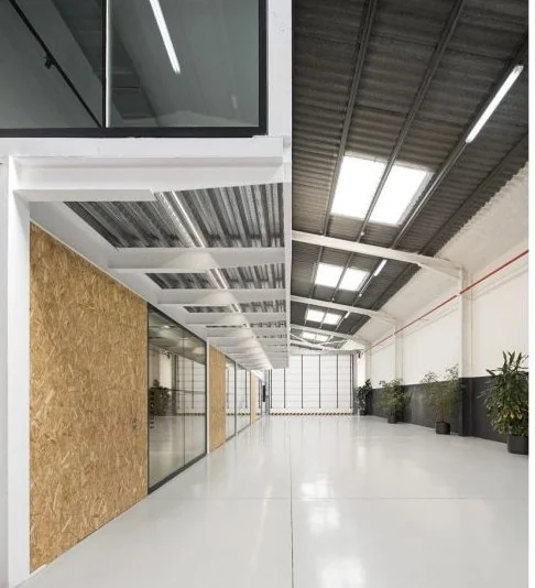 Pasillo de la nave con las oficinas acristaladas