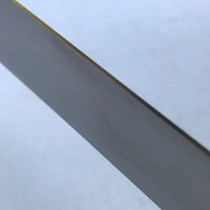 Detail of the continuous edge of a cutting blade