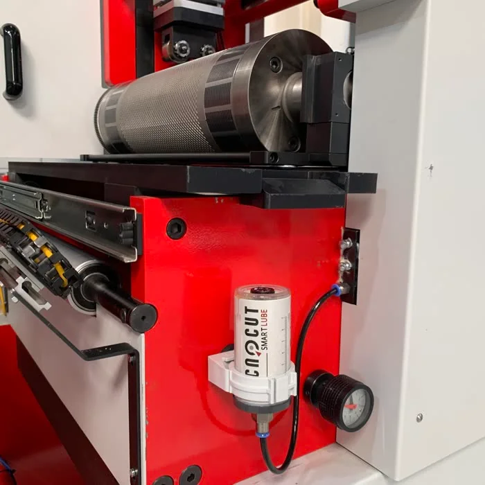 SmartLube montado en máquina, junto al cilindro