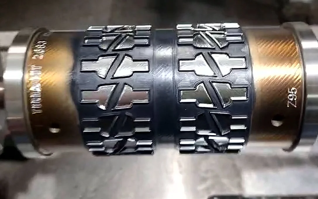 Fustella rotativa Tecnocut con rivestimento scuro, sulla rettificatrice