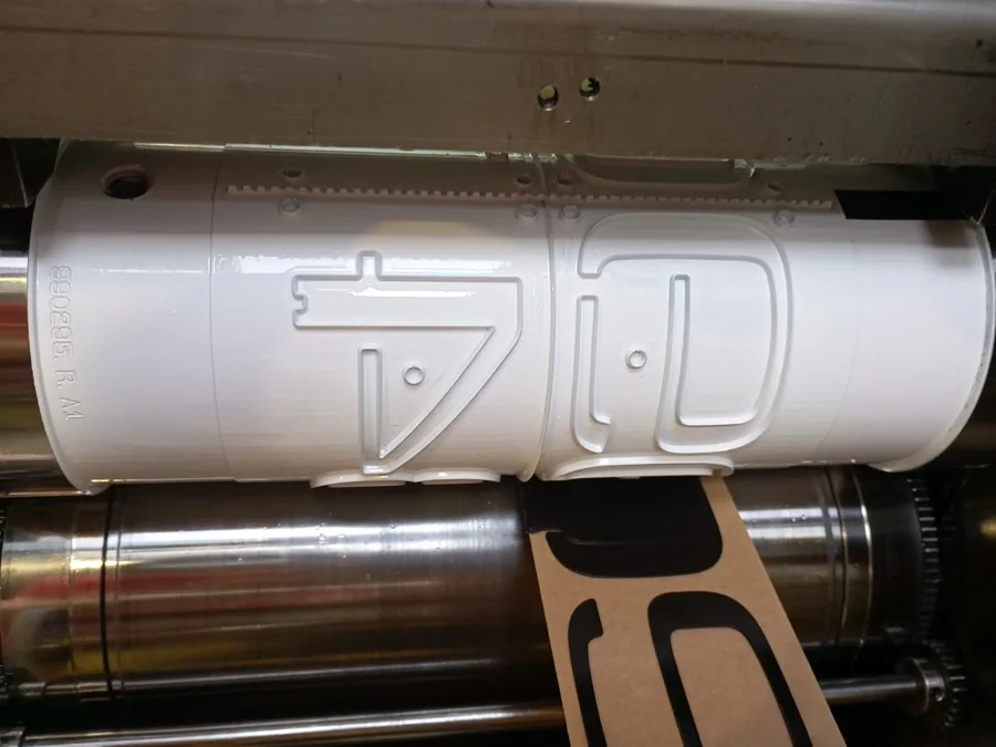 Fustella rotativa con rivestimento antiaderente chiaro, al lavoro in macchina
