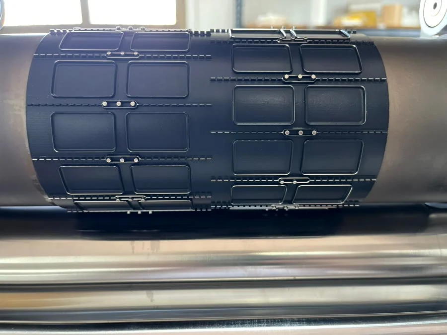 Fustella rotativa con rivestimento antiaderente scuro