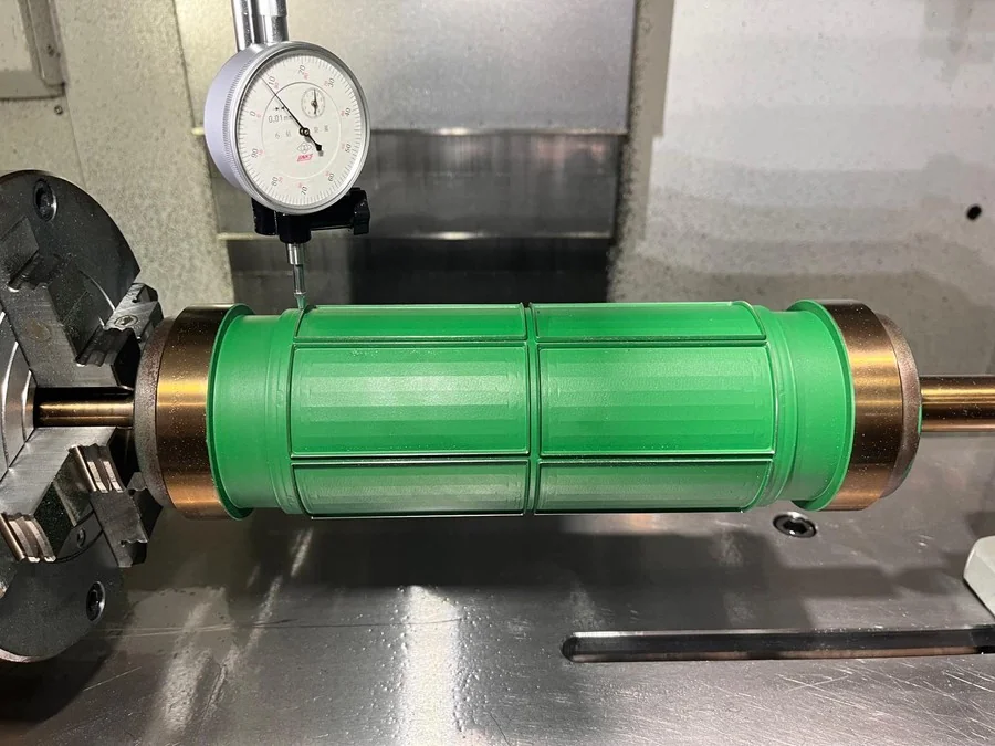 Fustella rotativa rivestita durante il controllo con comparatore