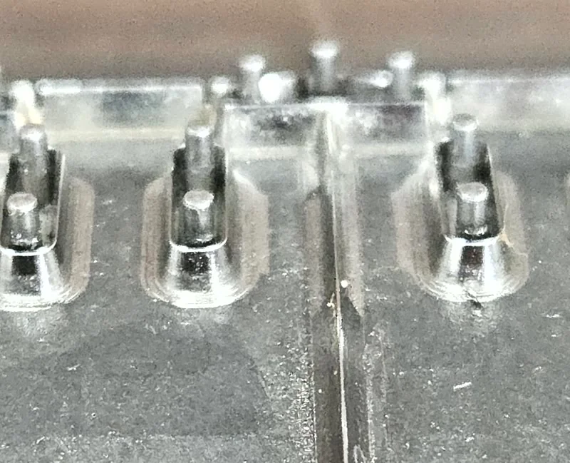 Dettaglio dei perni espulsori di una fustella rotativa pin eject