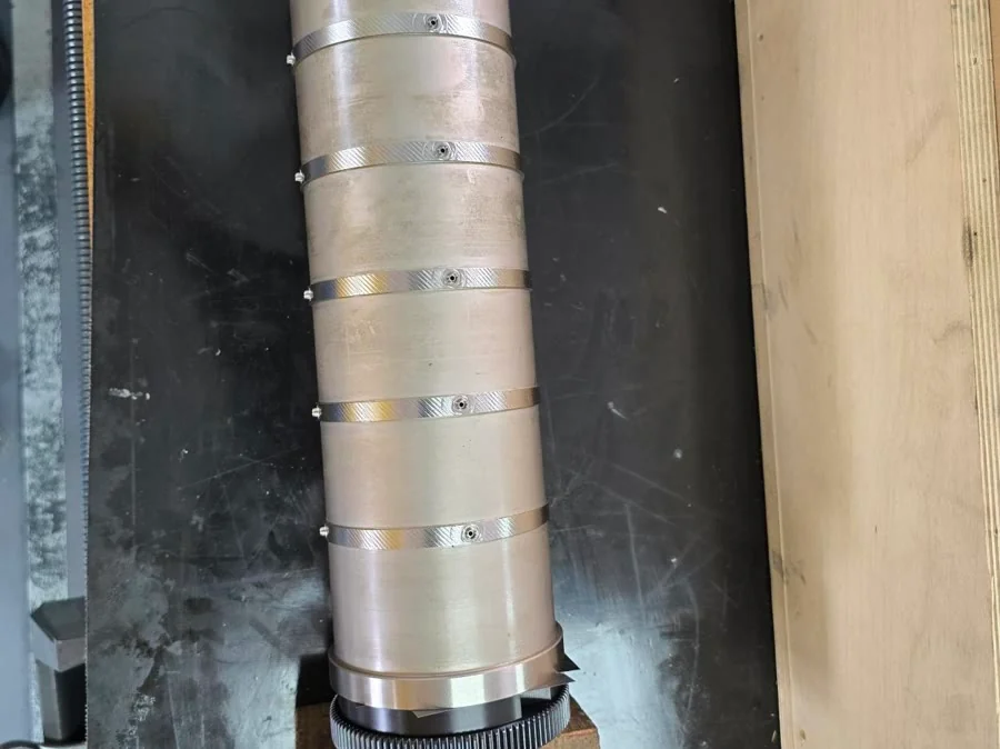 Fustella rotativa sul banco dell’officina Tecnocut, pronta per il controllo