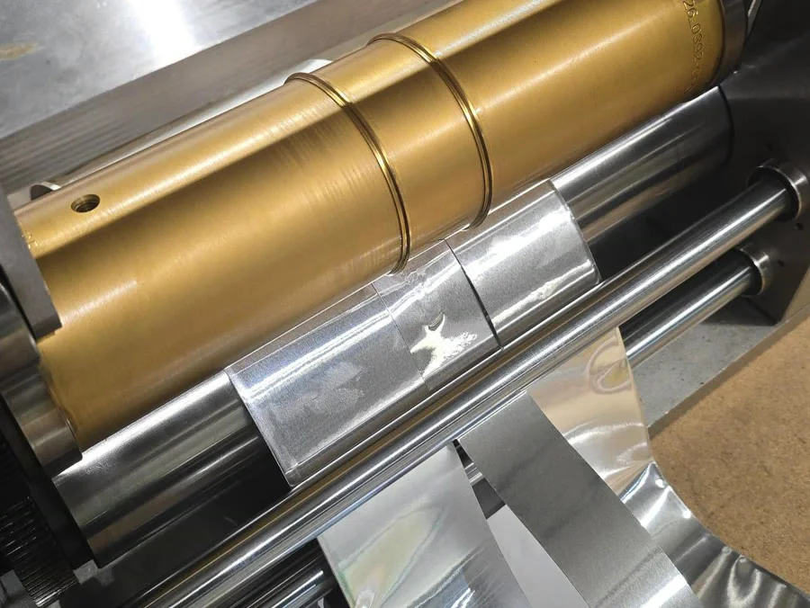 Fustella rotativa con rivestimento TiN dorato mentre taglia materiale metallizzato in macchina